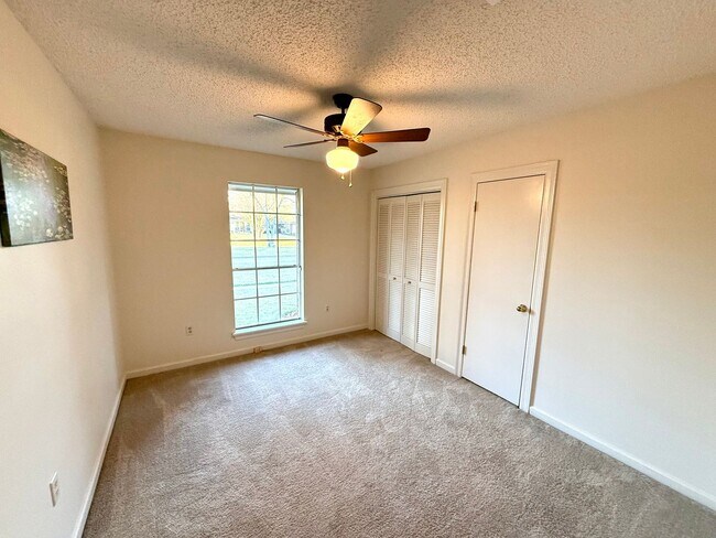 Building Photo - Spacious & Updated 3BR in Brookhollow – Fully Equipped