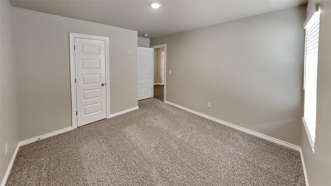 Building Photo - 2740 Dennis Dr