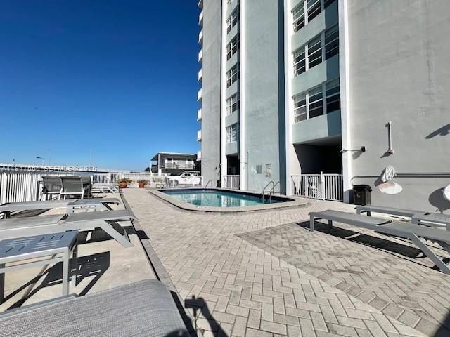 Building Photo - 2016 Bay Dr