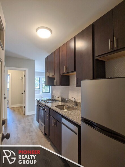 Building Photo - 709 W Brompton Ave