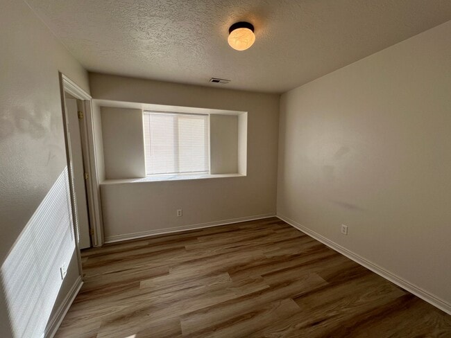 Building Photo - 3 bedroom, 2 bath in Cedar Willows