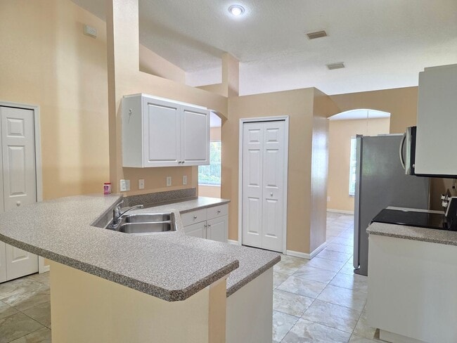 Building Photo - Immaculate 3Bed/2Bath Home-Spacious~Two-Ca...