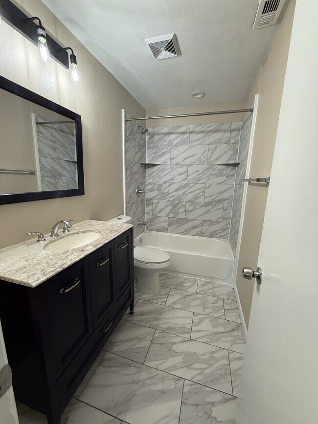Building Photo - "Charming 4-Bedroom Dallas Retreat with 2 ...