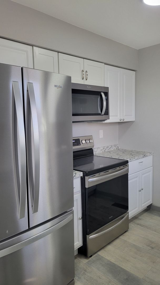 Building Photo - 4 Bedroom, 1.75 Bathroom - Freshly Updated! Available Now!