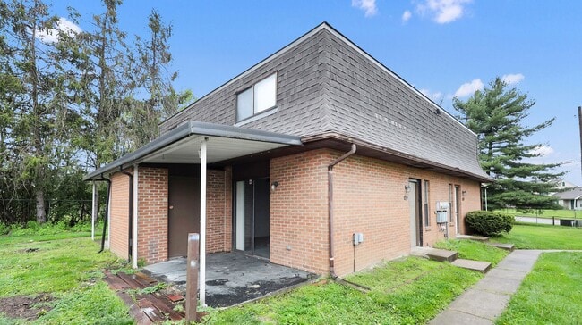 Building Photo - 1 Bedroom Townhouse Apartment