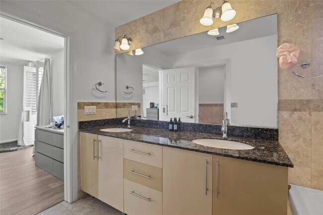 Building Photo - 732 NE 15th Ave