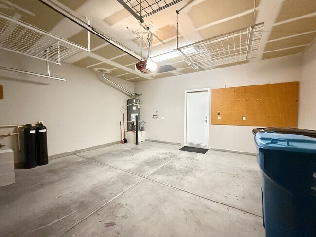 Building Photo - MOVE IN SPECIAL! FIRST TWO WEEKS RENT FREE...