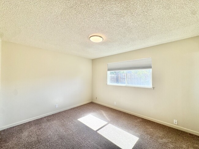 Building Photo - Beautiful 3 bedroom 2 bathroom single story!