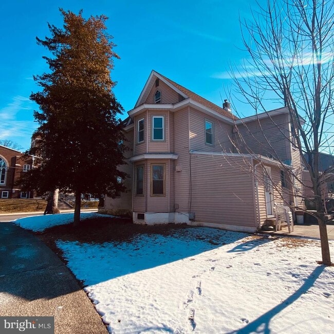 Building Photo - 328 S Broadway