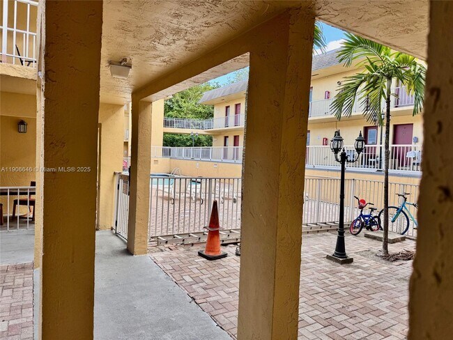 Building Photo - 6840 Pembroke Rd