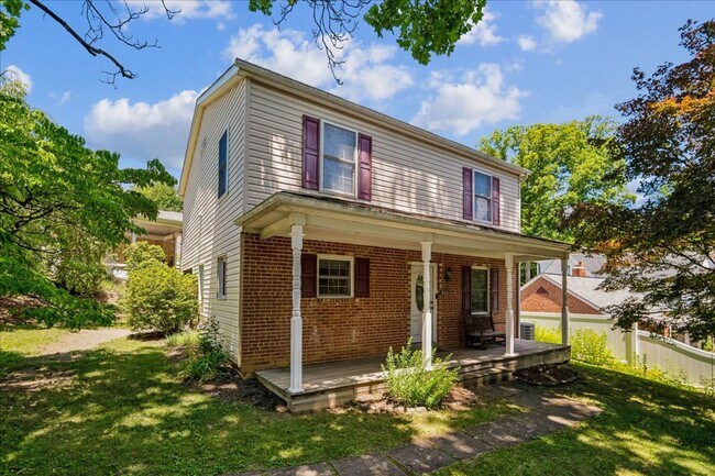 Building Photo - Cozy 3BE/2.5BA Colonial in Takoma Park with screened porch!