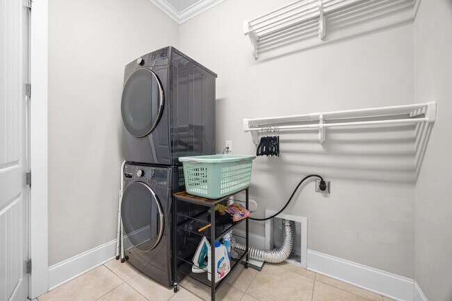 Building Photo - Fully Furnished 3BR Retreat in Riverwalk | Office + Screened Patio