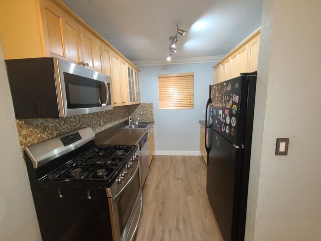 Building Photo - 2 bed 1.5 baths in College area.