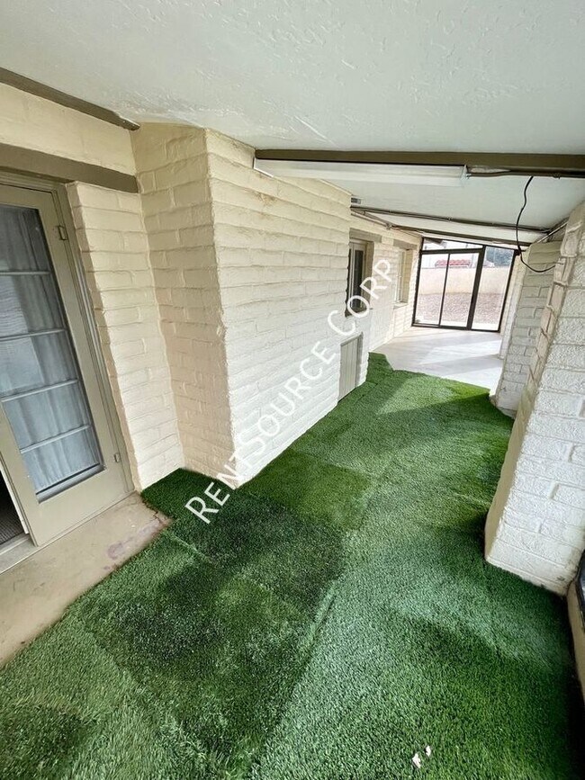 Building Photo - 1022 W Lancaster Blvd