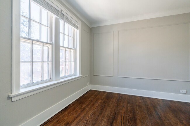 Building Photo - 7418 N Damen Ave