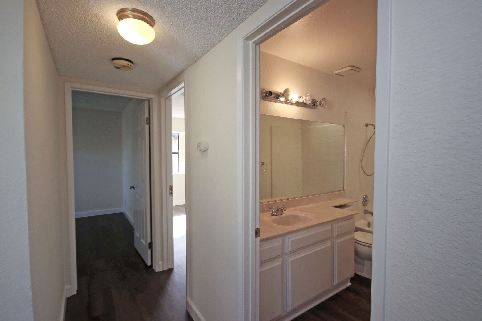 Building Photo - 416 N Bushnell Ave