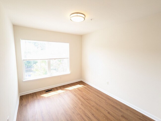Building Photo - Renovated Townhouse in Frederick ready for...