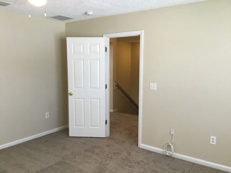 Building Photo - 11484 Brian Lakes Dr N