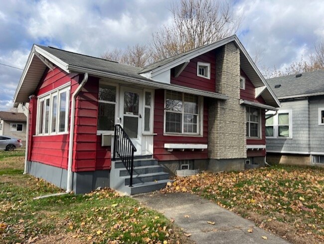 Primary Photo - Cozy 2-Bedroom Bungalow on East Ave – Gara...