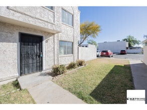 Building Photo - Modern 3/1 Phoenix Townhouse with Private ...