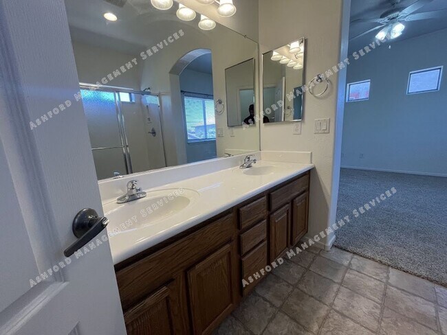 Building Photo - BEAUTIFUL 3 BEDROOM 2 BATHROOM HOME IN GLE...