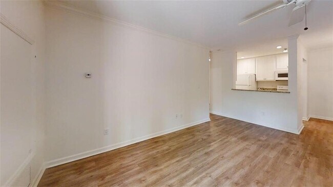 Building Photo - 300 Johnson Ferry Rd