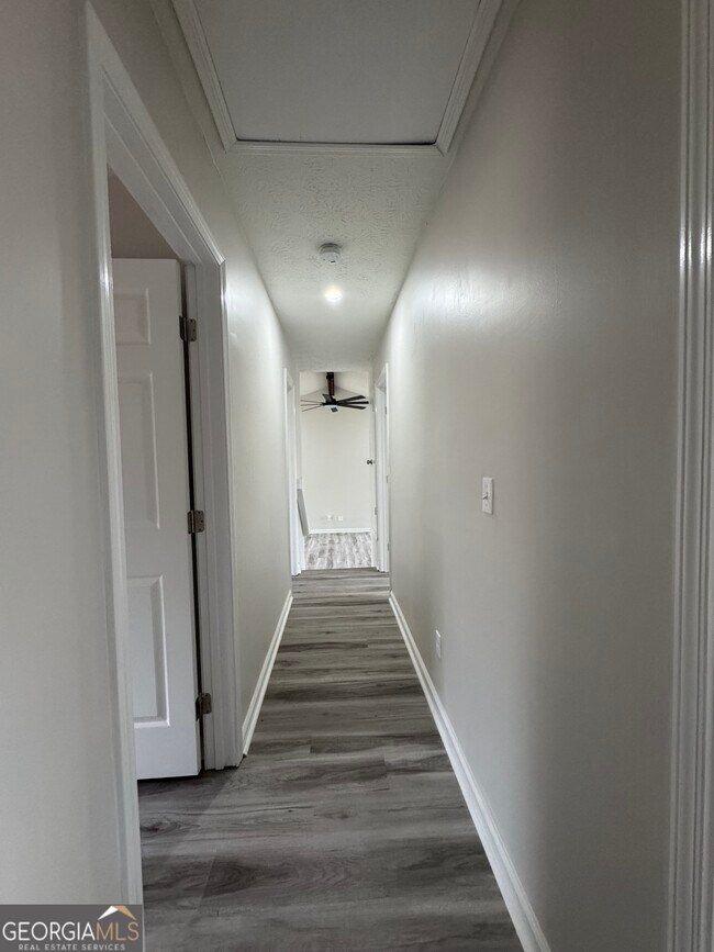 Building Photo - 3821 River Rd