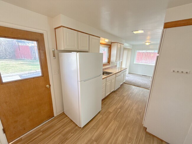 Building Photo - 3 Bedroom, 1.5 Bath House in Pacific Terrace neighborhood