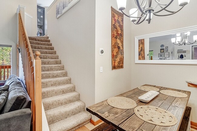 Building Photo - Furnished! Updated 3bed/3bath! 1 car garag...