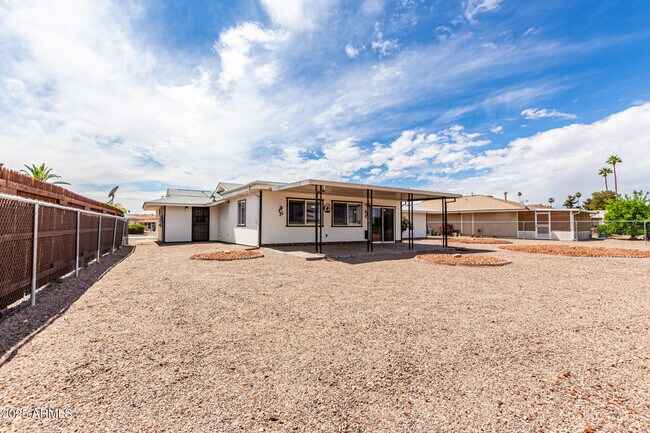 Building Photo - 9430 W Arrowhead Dr