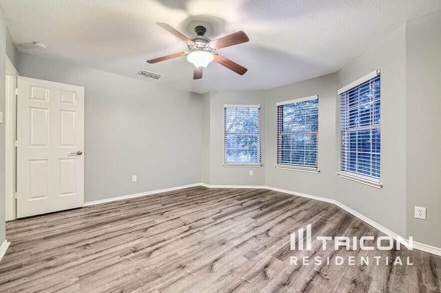 Building Photo - 220 Flatwood Dr