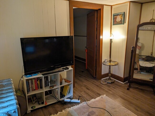 Building Photo - 301 E Eleanor St