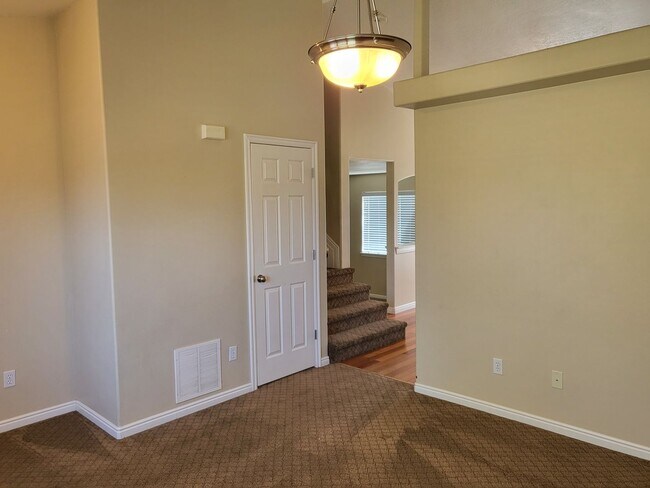 Building Photo - 5 bedroom, 3 bathroom Single Family house ...