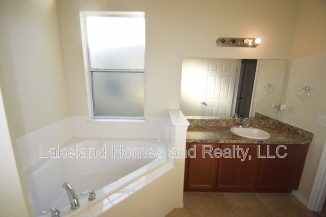 Building Photo - 823 Krenson Woods Ln