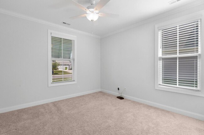Building Photo - Dream Home in Hampstead!