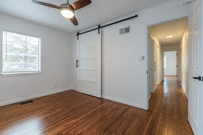 Building Photo - Beautiful 3 bedroom 1 bath, Available in April!