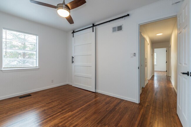 Building Photo - Beautiful 3 bedroom 2 bath, Available Now!!