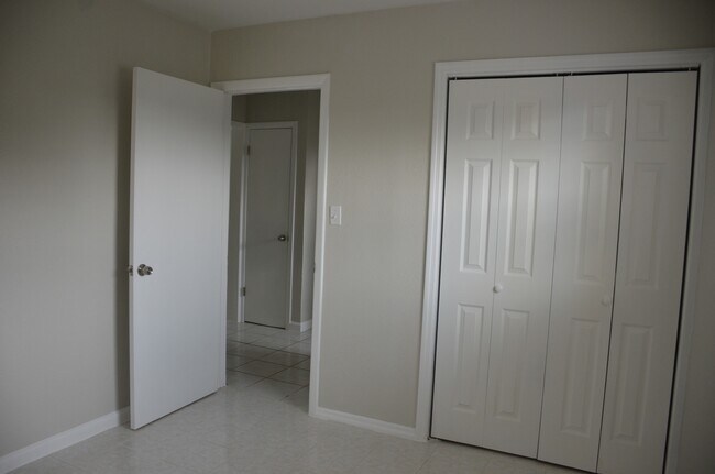 Building Photo - 480 Garden Dr S