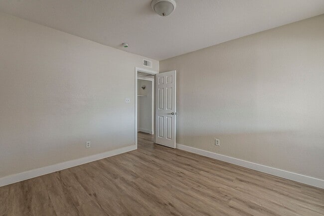 Building Photo - Clean! 3 bed 2 bath Town Home - Central PHX - Gated - Pool! MOVE-IN SPECIAL!!
