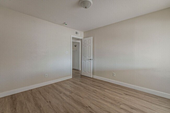 Building Photo - Clean! 3 bed 2 bath Town Home - Central PHX - Gated - Pool!