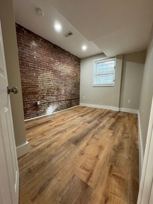 Building Photo - June 1st-ish Renovated 3 Bed/2 Bath A+ Location Worthington St