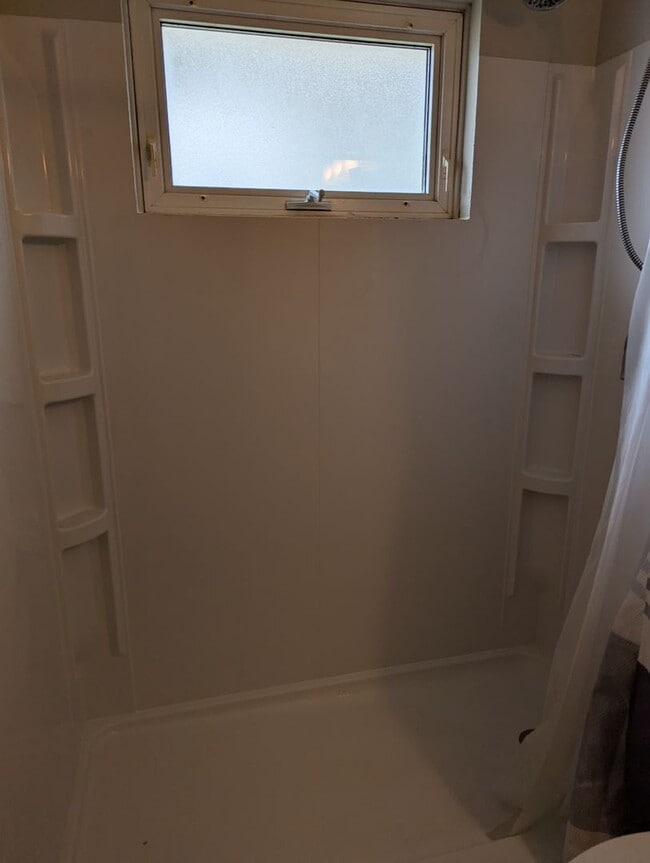 Building Photo - One bedroom upstairs apartment for rent