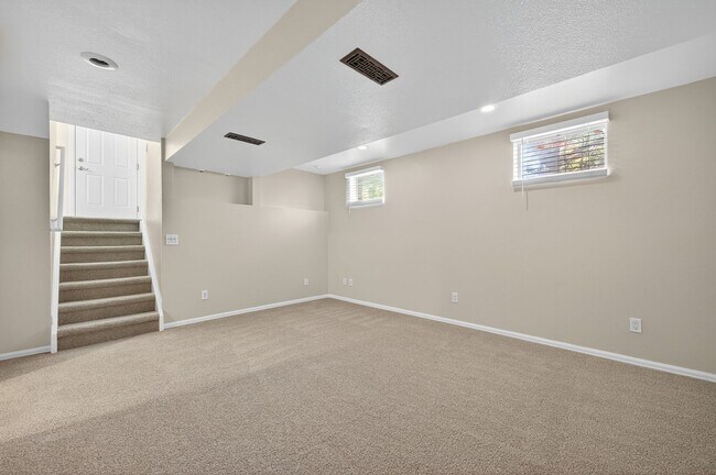 Building Photo - For Rent: Charming 4-Bedroom Tri-Level in ...
