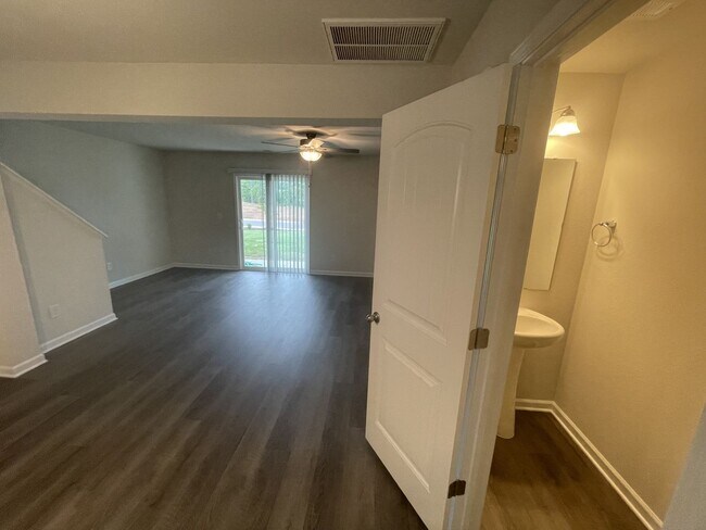 Building Photo - 1077 Peony Ln