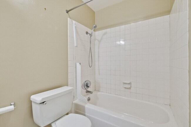 Building Photo - Very Spacious 2BR 2BA Condo in the Heart o...