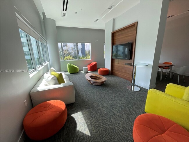 Building Photo - 1600 SW 1st Ave