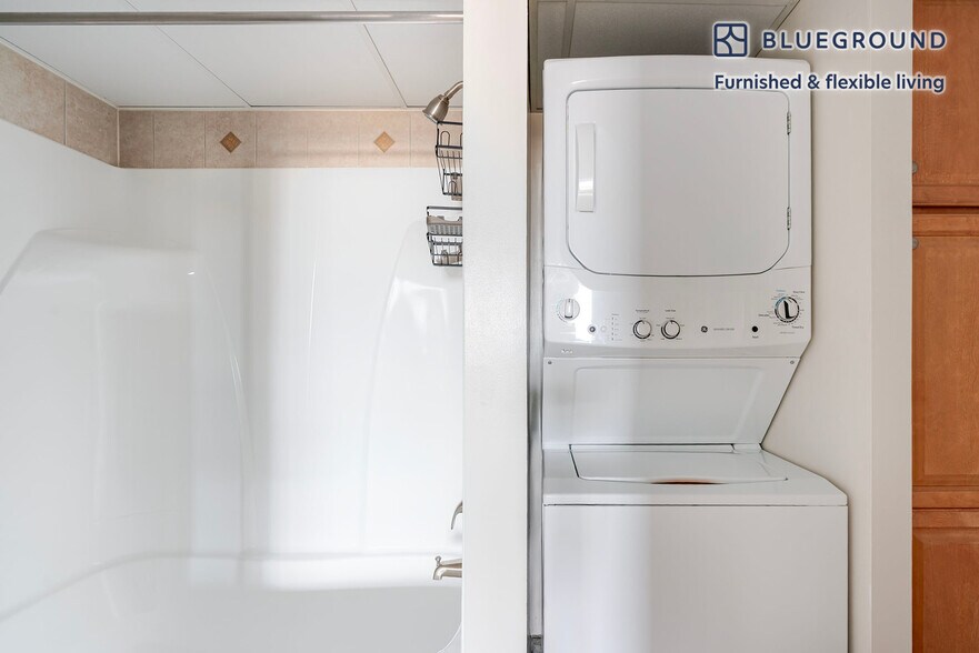 Building Photo - 3900 Fairfax Dr