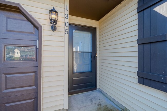 Building Photo - Beautiful 3 bedroom 2 bath house w/attached garage.