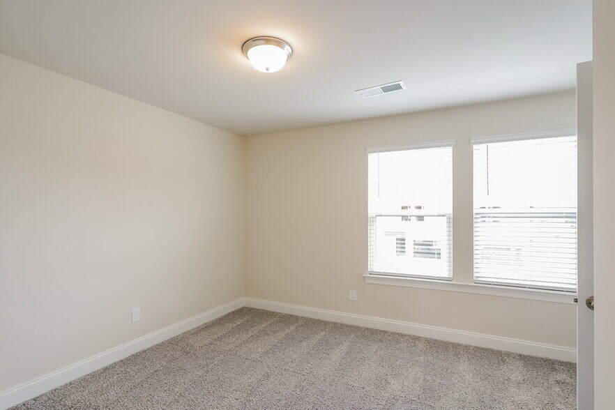 Building Photo - 1701 Tahoma Dr