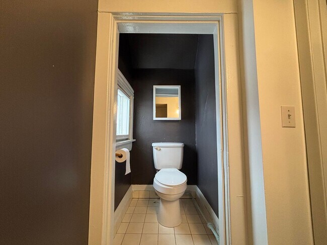 Building Photo - Clean Upper Unit! Move Right In!